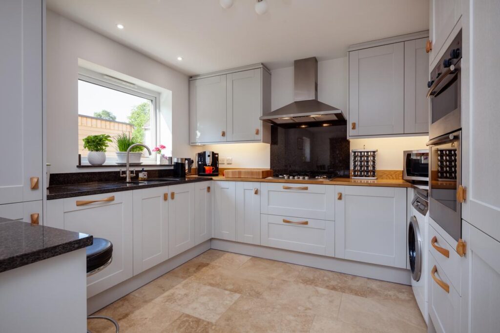 A kitchen equipped with shaker cabinets that fit beautifully